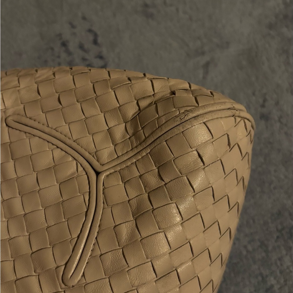 Bottega Veneta Cream Hobo Bag with Woven Leather and Curved Design - Picture 5 of 10
